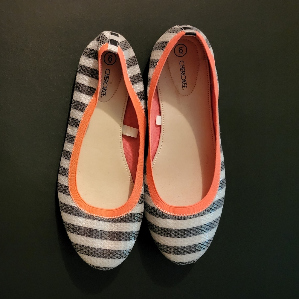 🌟 3 for $15 Deal! 🌟Cherokee white black salmon flats 6